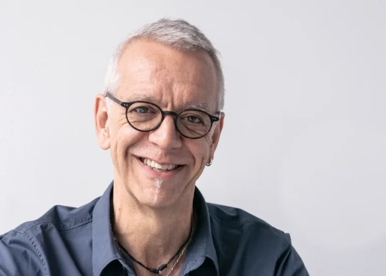 Profilbild von Jörg Leyding: Ein Mann mit Brille lächelt in die Kamera.