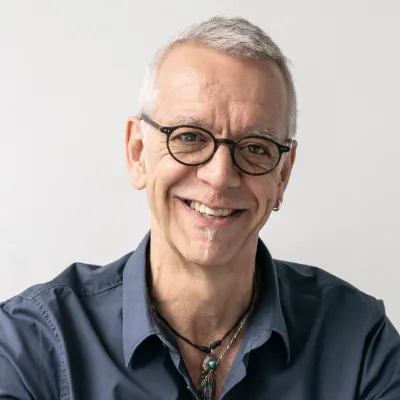 Jörg Leyding - IT und Kommunikationstechnik bei orgalean: Ein Mann mit Brille lächelt in die Kamera.