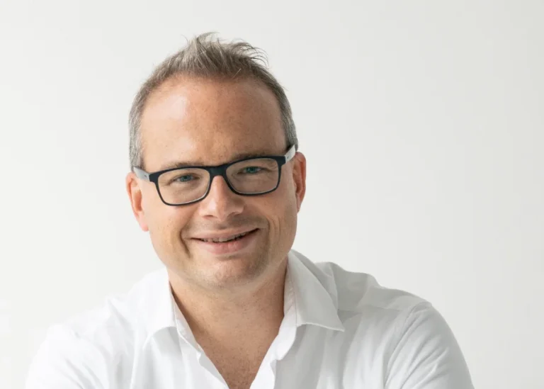 Profilbild von Nicolai Rathmann - Geschäftsführer der orgalean GmbH: Ein Mann mit Brille lächelt in die Kamera.