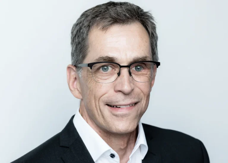 Profilbild von Robert Freier, Partner bei orgalean: Ein Mann mit Brille lächelt in die Kamera.