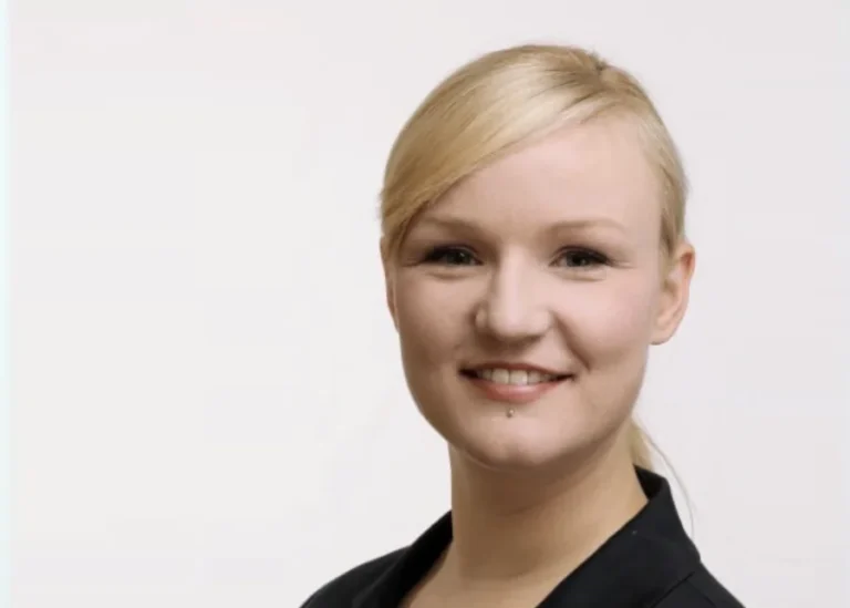 Profilbild von Sarah Trotnow - Spezialistin für Personal und Marketing bei orgalean GmbH: Eine blonde Frau lächelt in die Kamera.